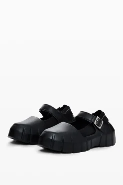 Ballet flat with side release closure