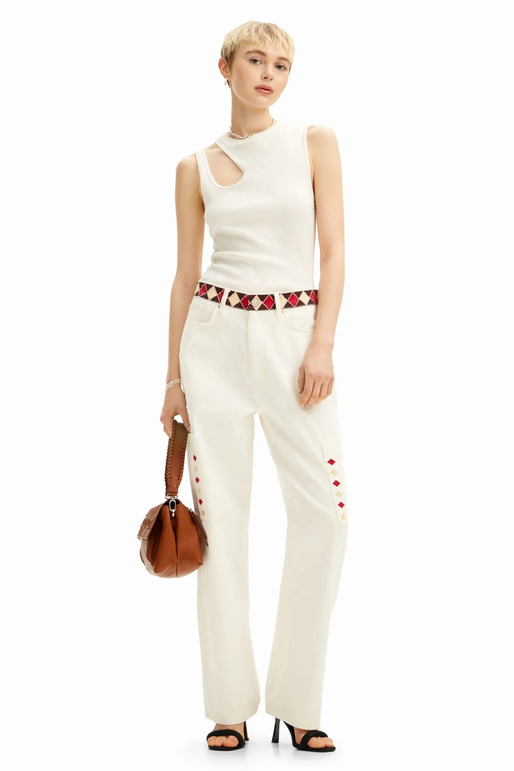 Cropped denim pants with diamond-shaped edges.