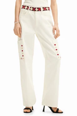 Cropped denim pants with diamond-shaped edges.