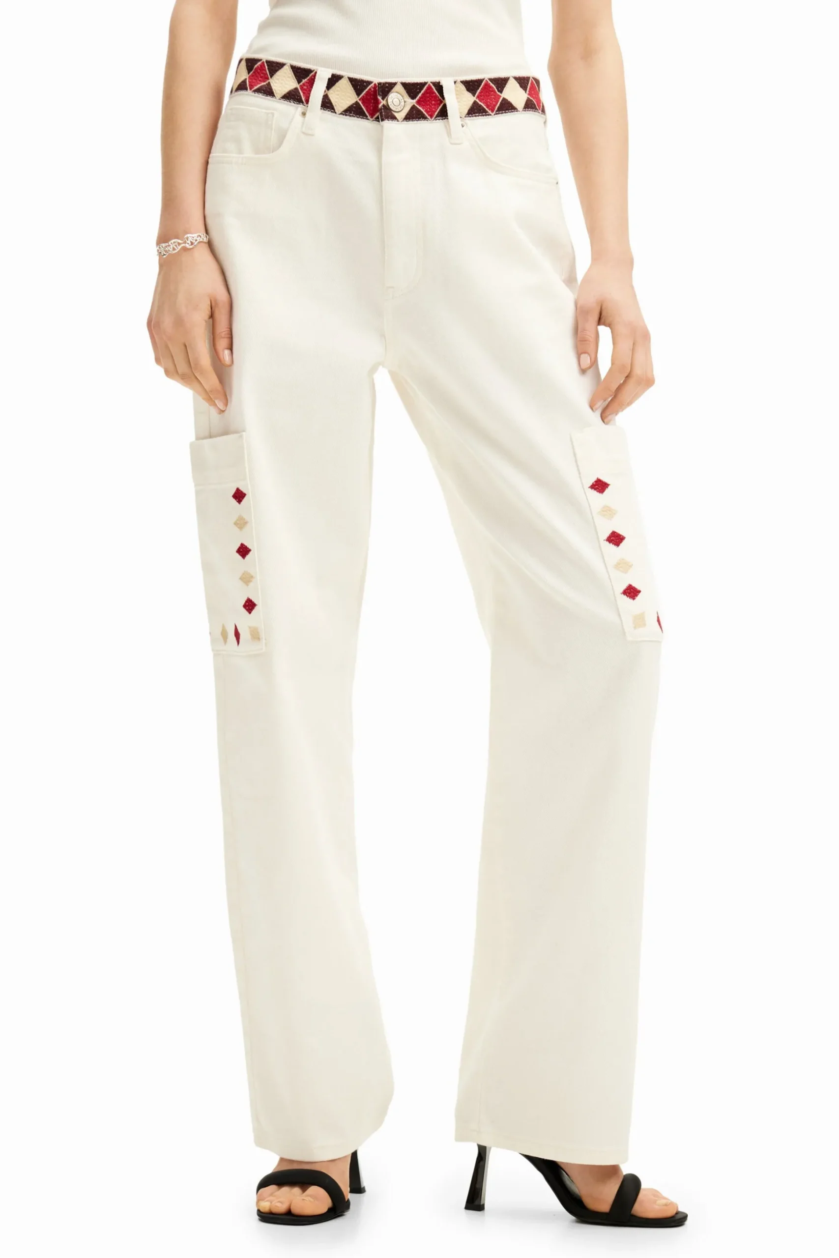 Cropped denim pants with diamond-shaped edges.