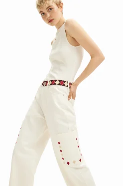 Cropped denim pants with diamond-shaped edges.