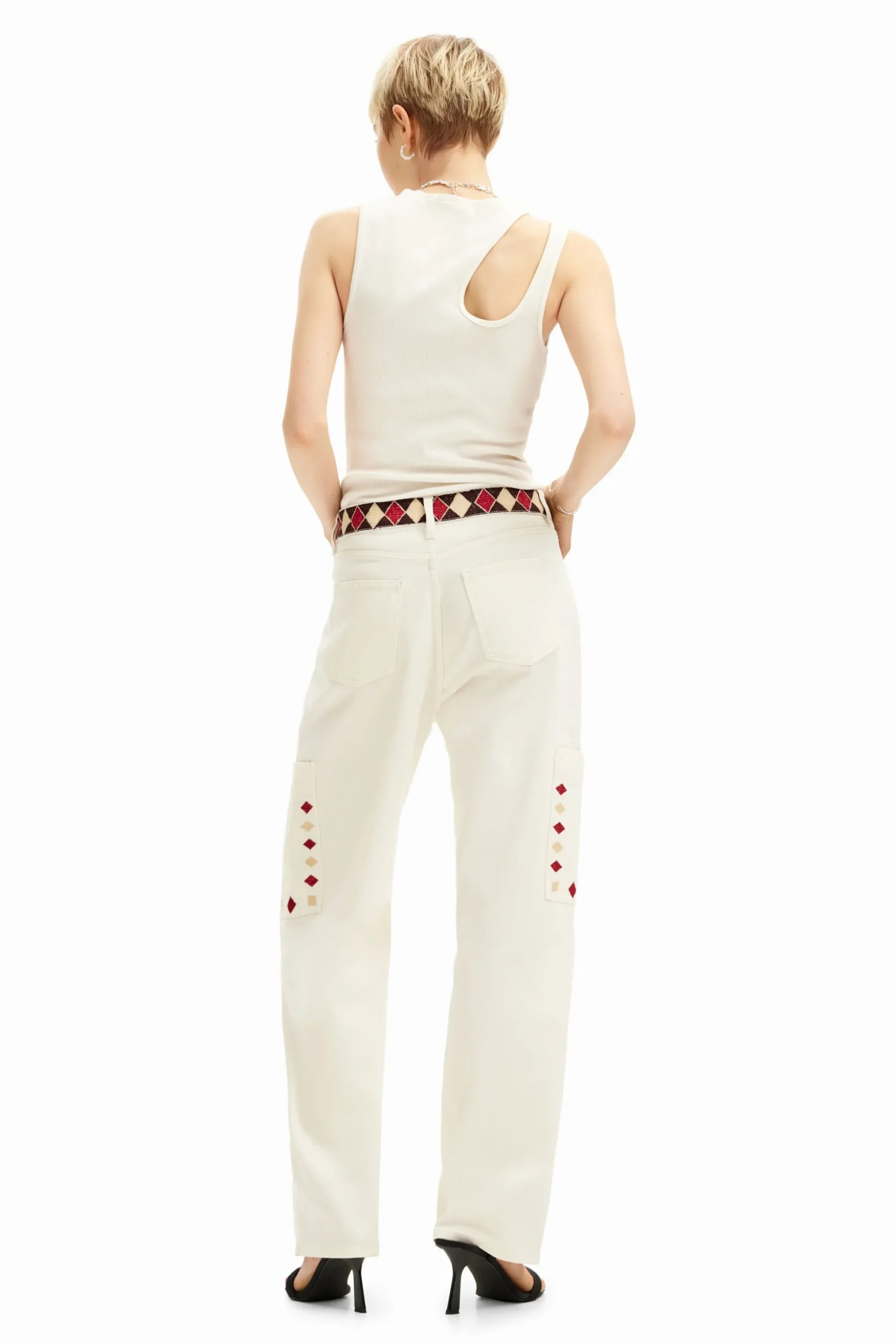 Cropped denim pants with diamond-shaped edges.