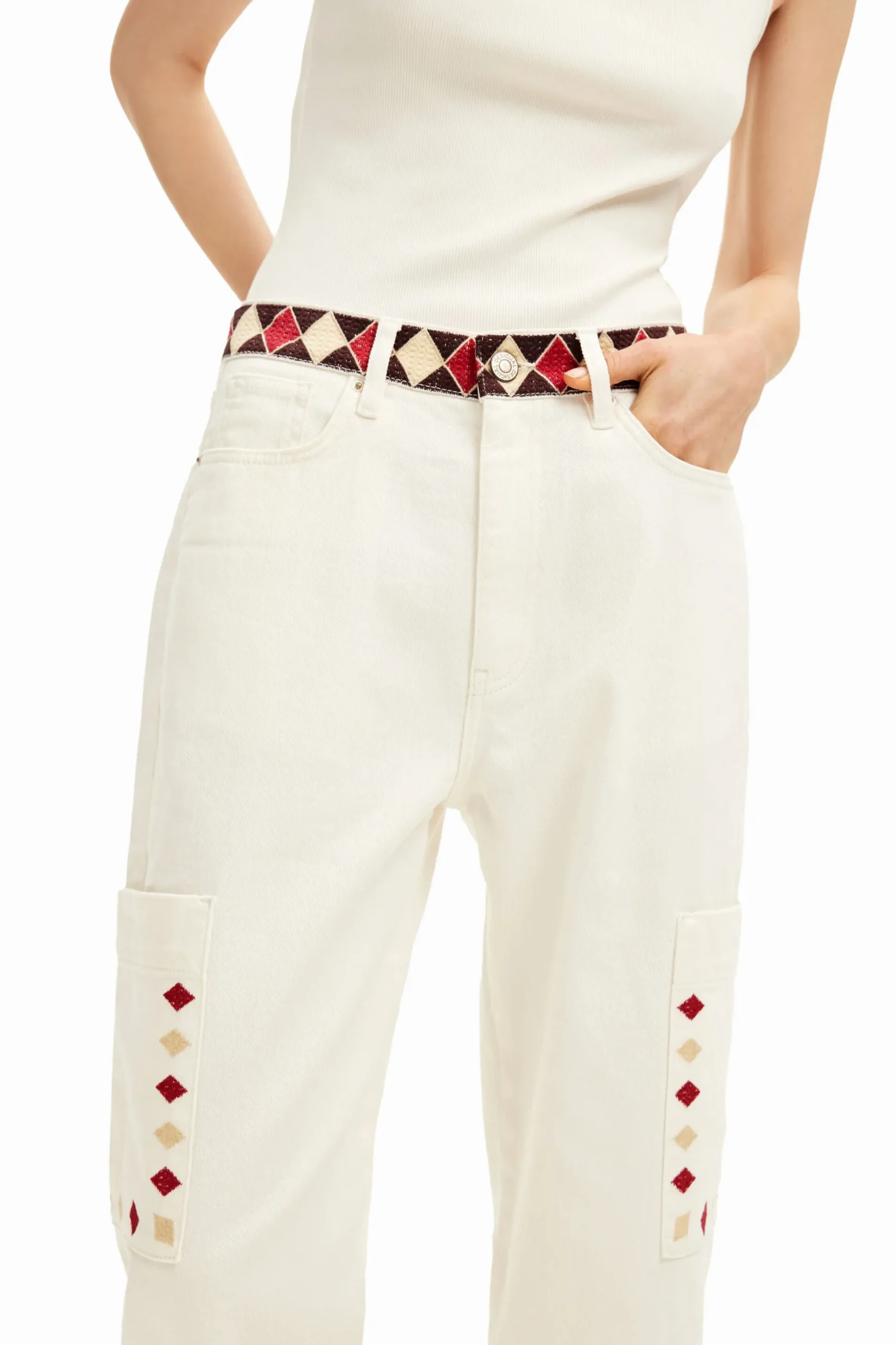 Cropped denim pants with diamond-shaped edges.