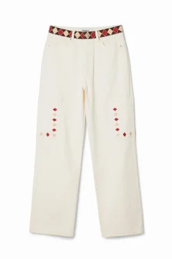 Cropped denim pants with diamond-shaped edges.