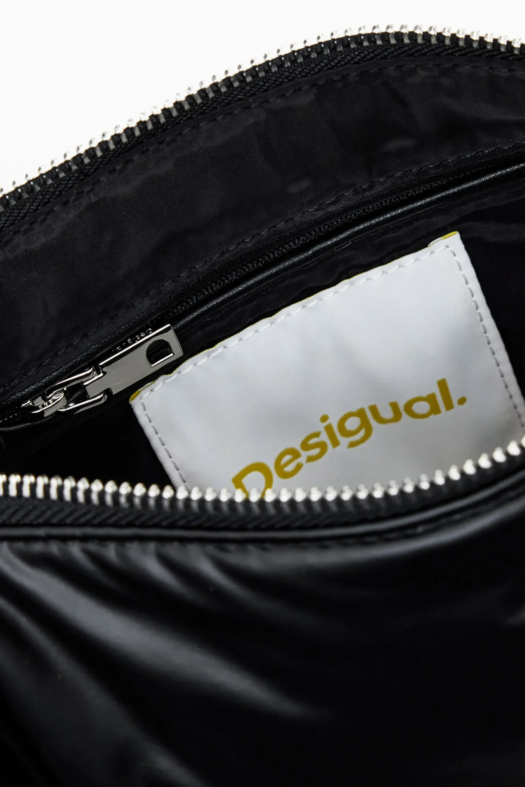 Crossbody bag with zipper
