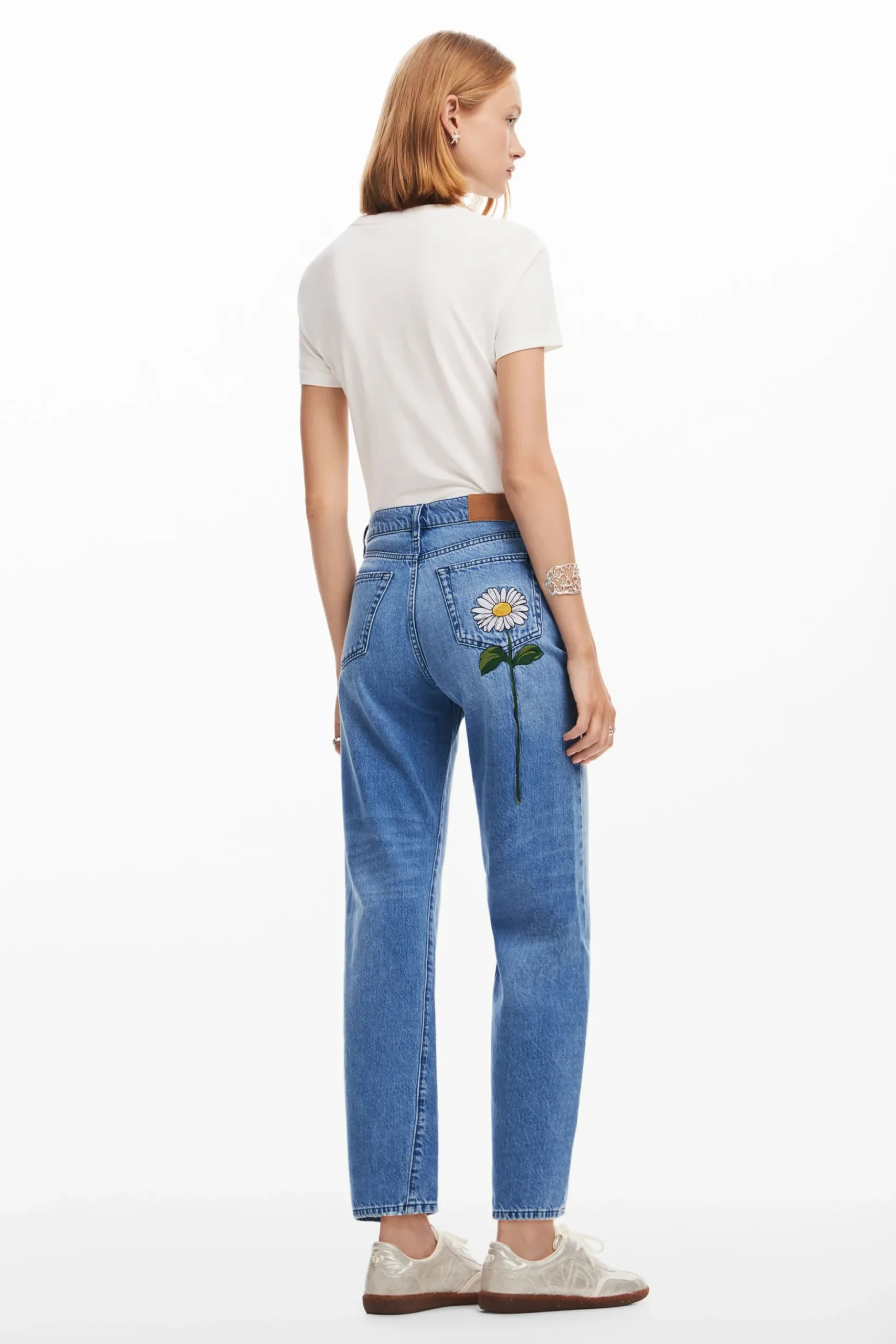 Denim with daisy illustration