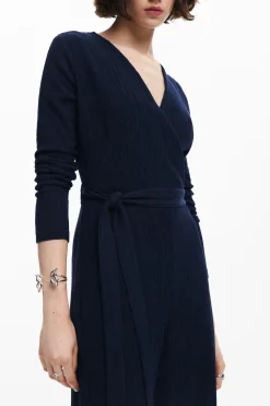 Fluid jumpsuit belt