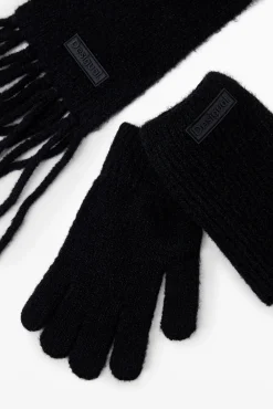 Gloves and scarf pack