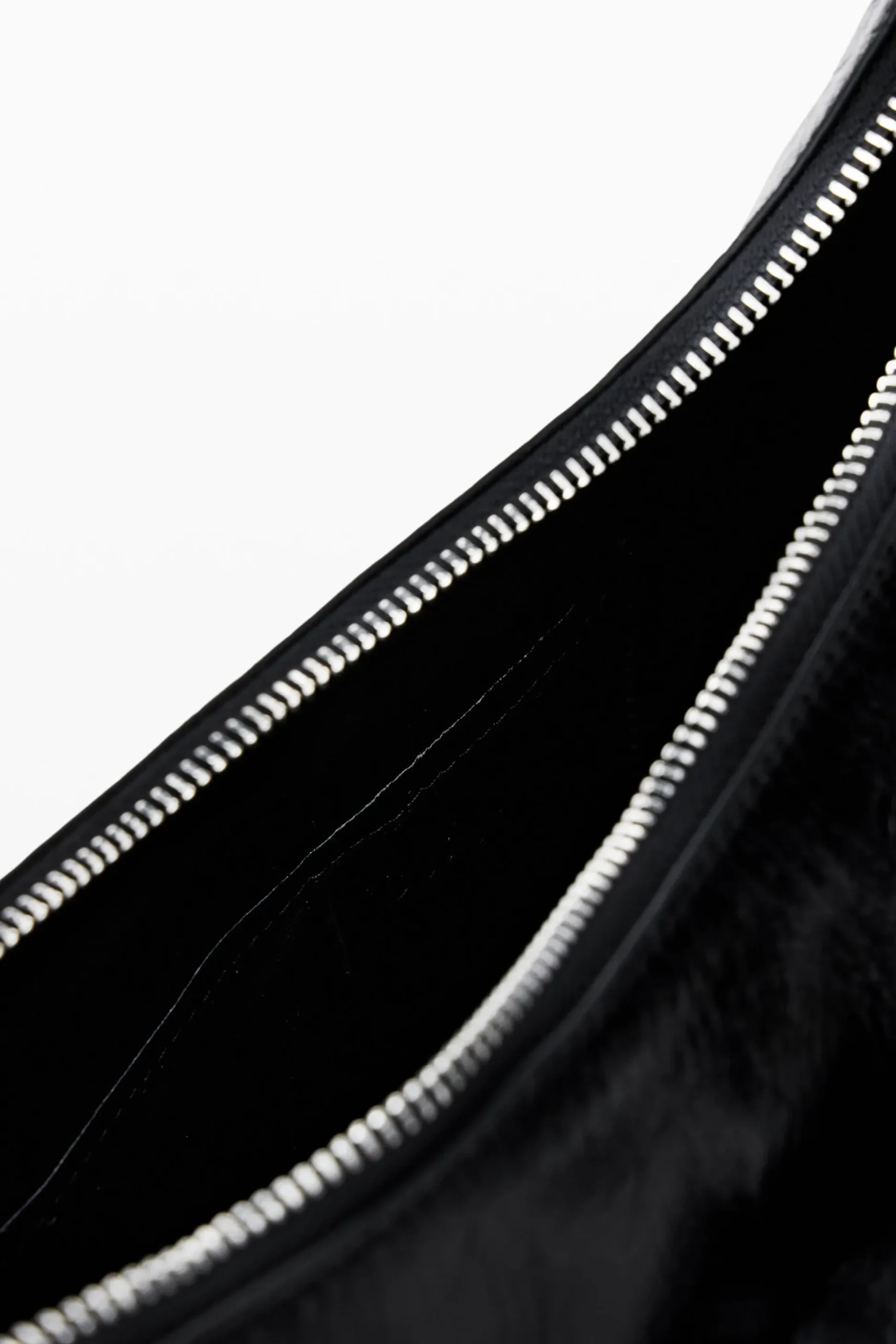 Leather bag with pockets