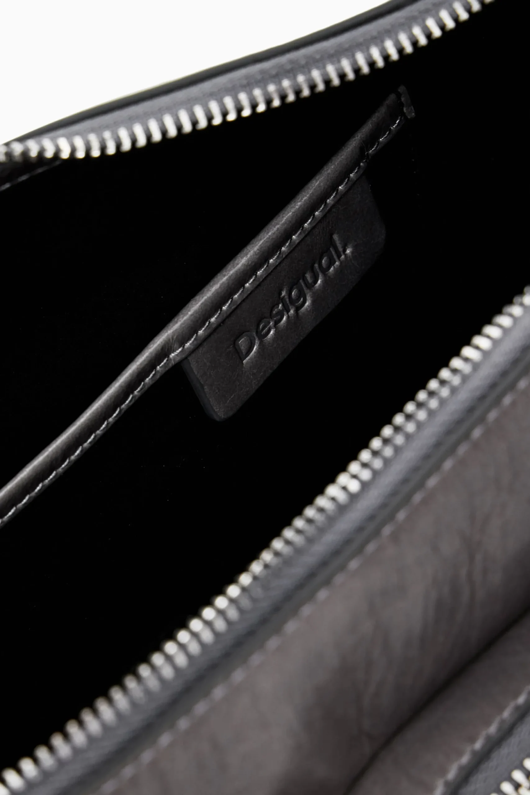 Leather bag with pockets