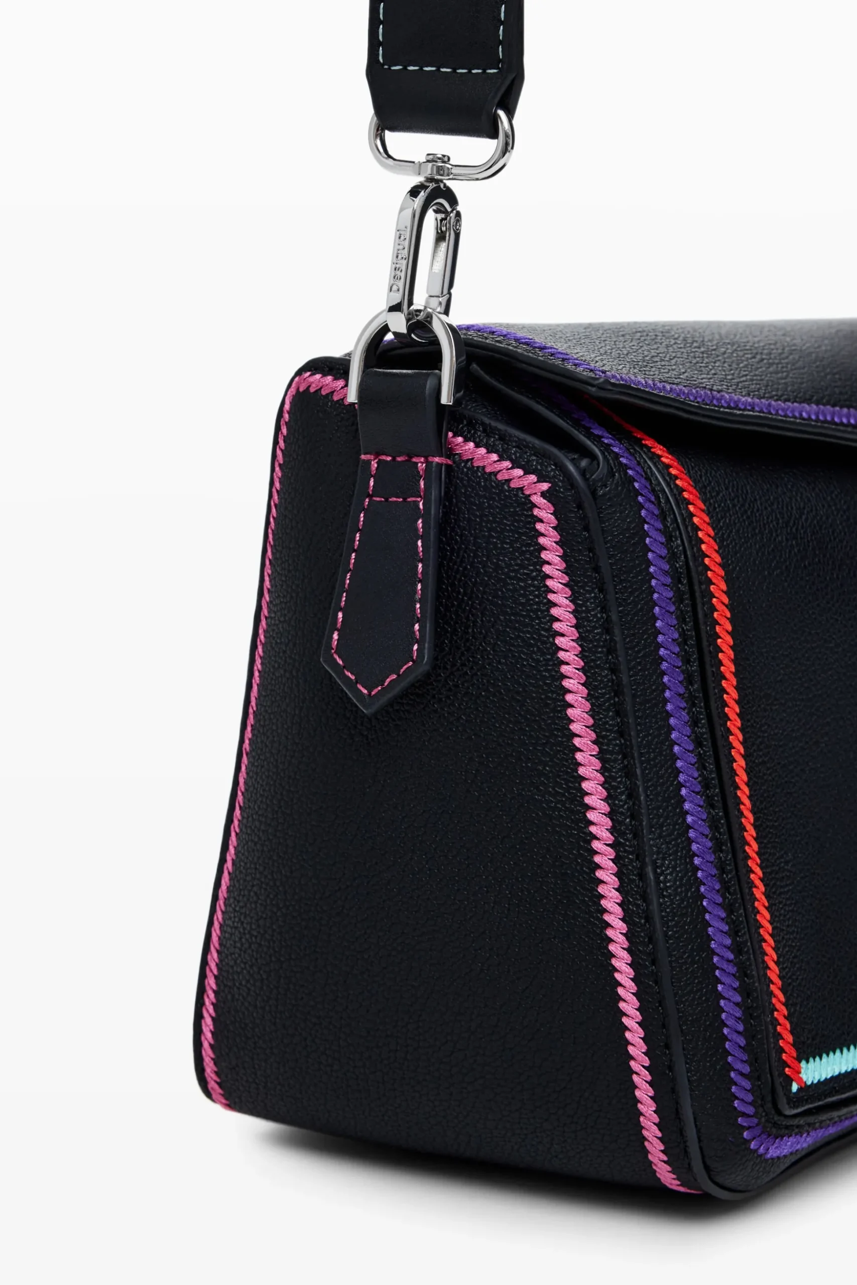 Multilineal handbag with zipper
