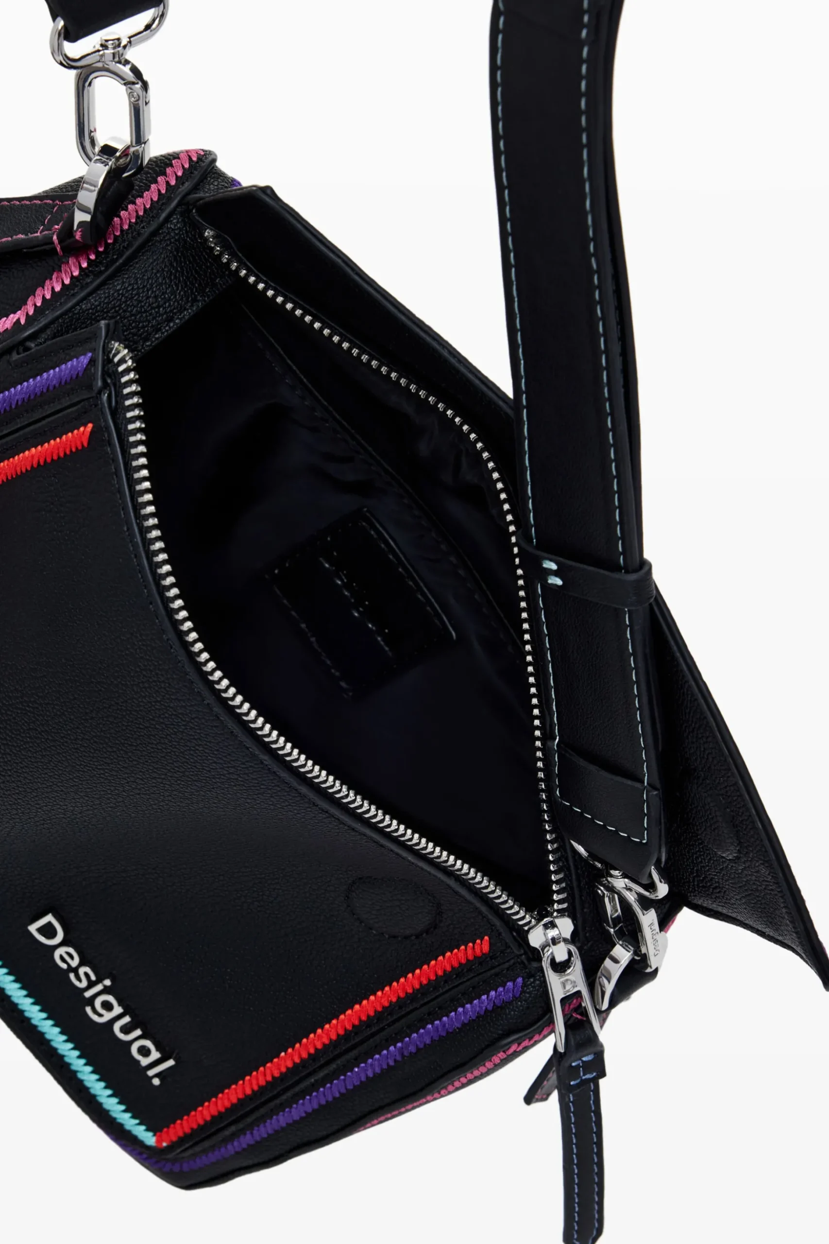 Multilineal handbag with zipper