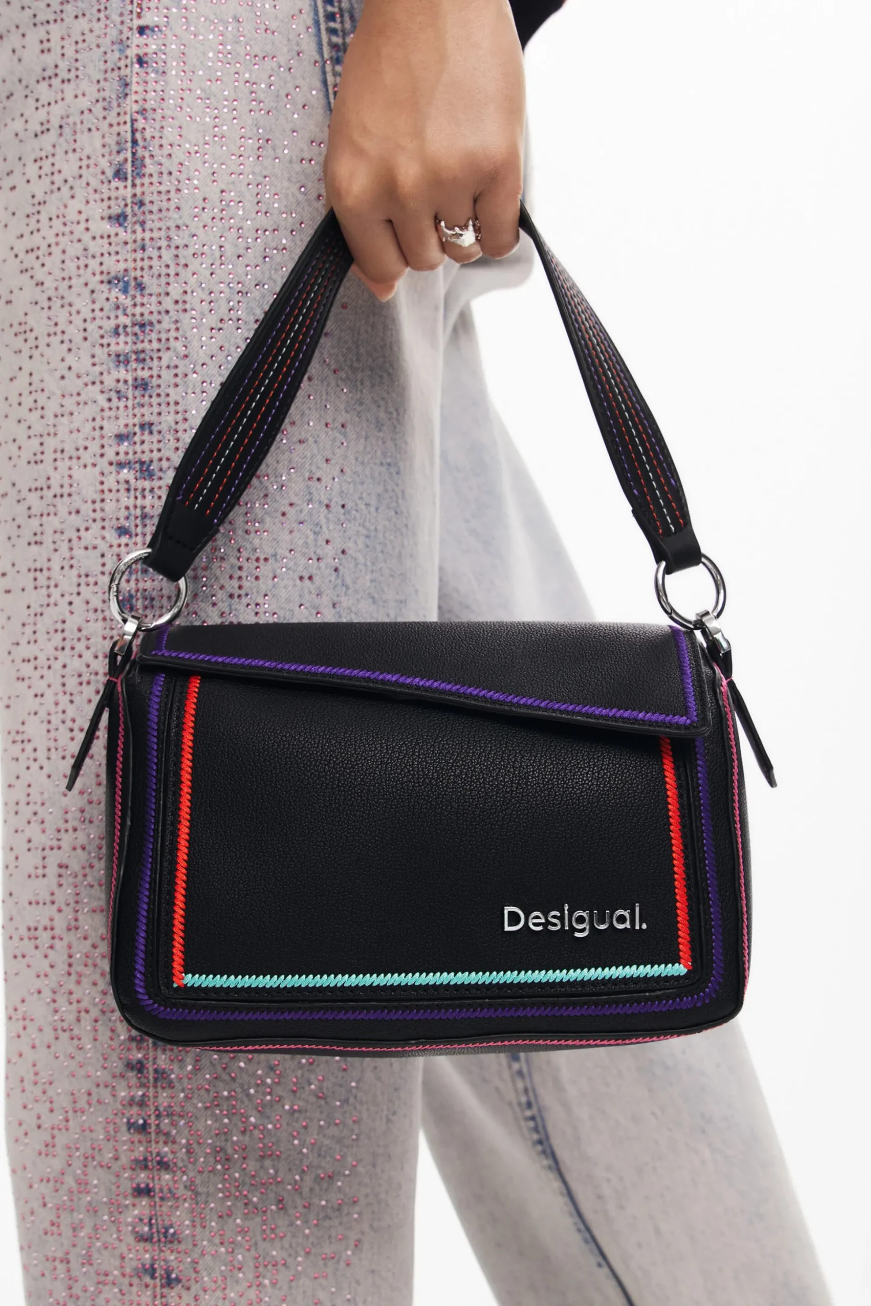 Multilineal handbag with zipper