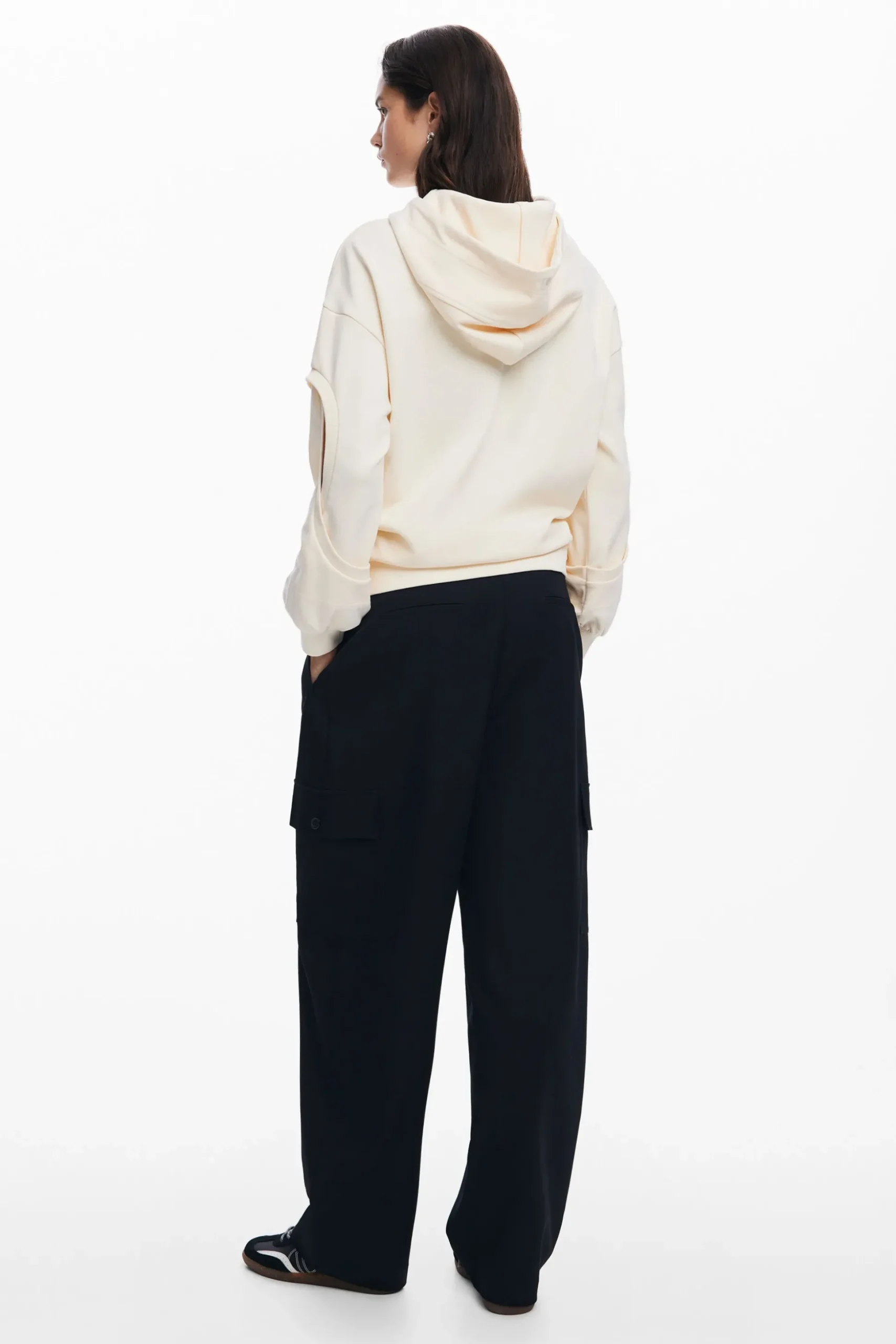 Oversized sweatshirt with sleeve slits