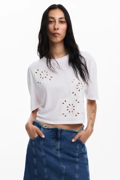 Plain T-shirt details