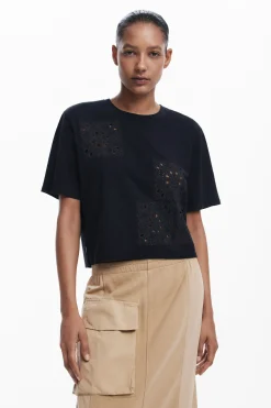 Plain T-shirt details