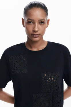 Plain T-shirt details