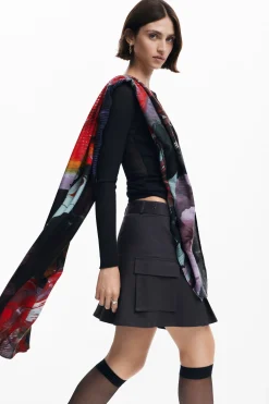 Scarf with large flowers