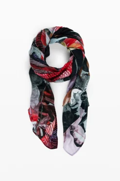 Scarf with large flowers