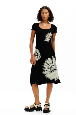 Short-sleeved midi dress with neckline and daisies.