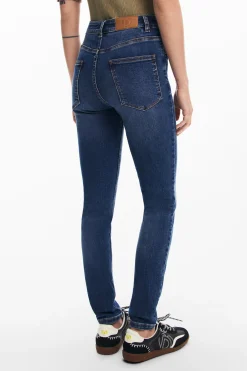 Straight jeans with plain pockets