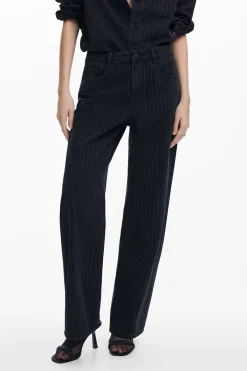 Straight jeans with topstitching