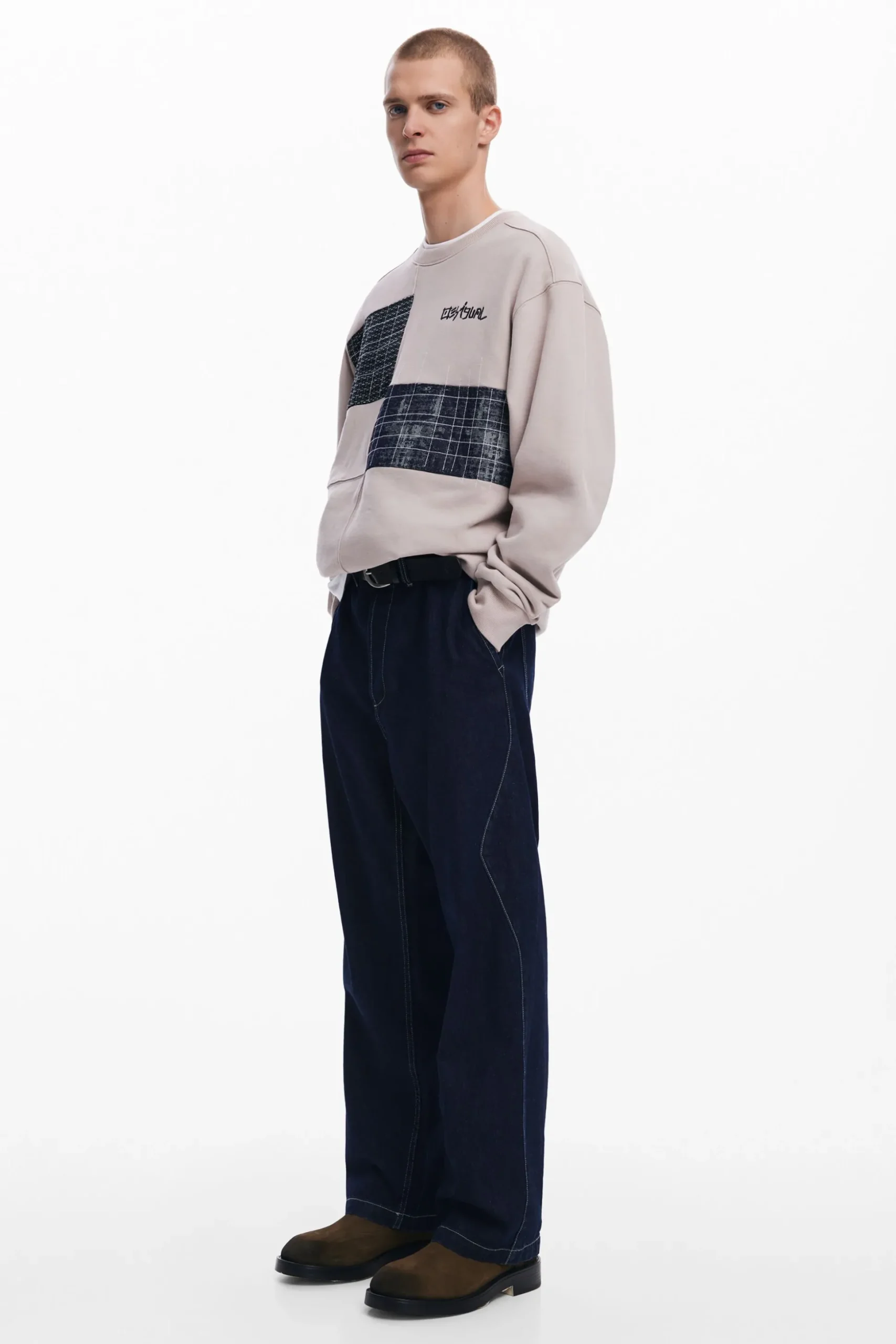 Sweatshirt with patches