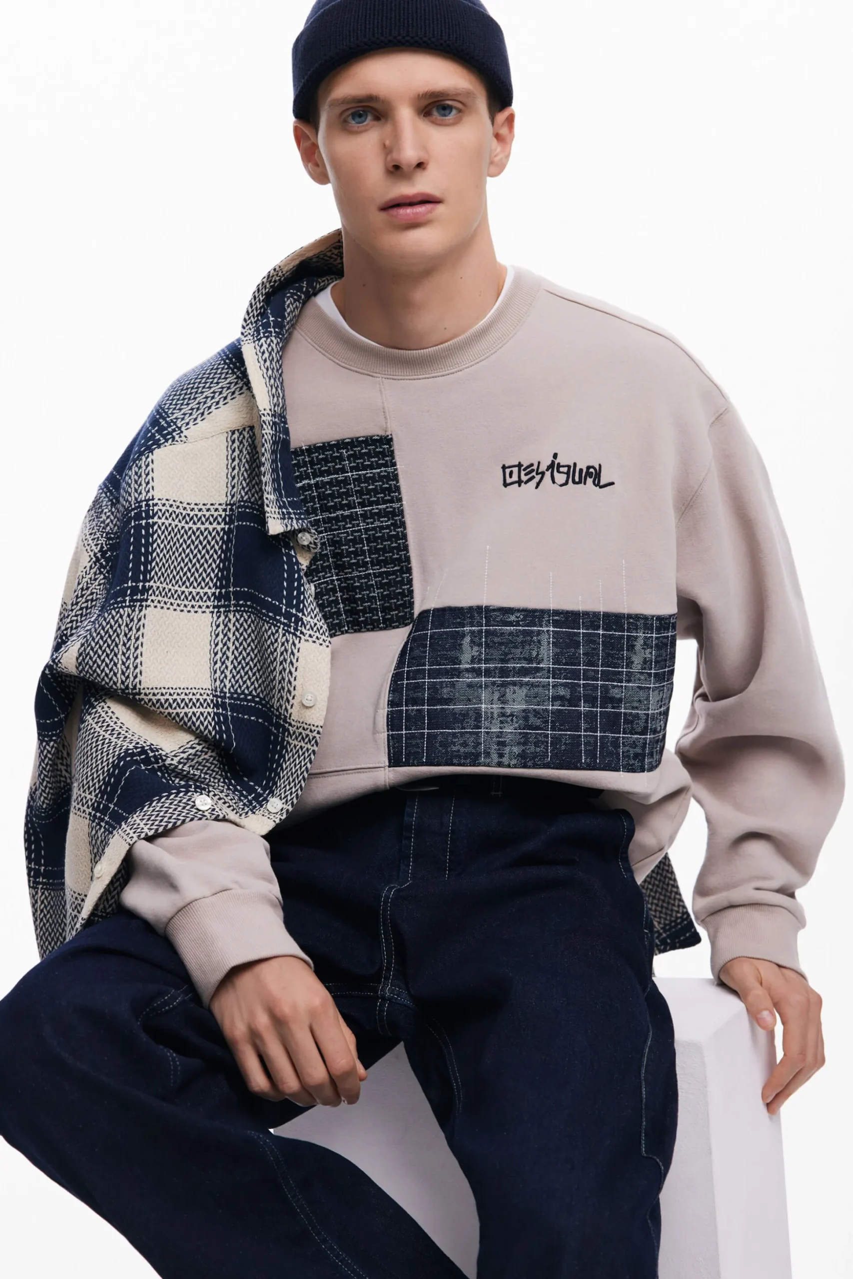 Sweatshirt with patches