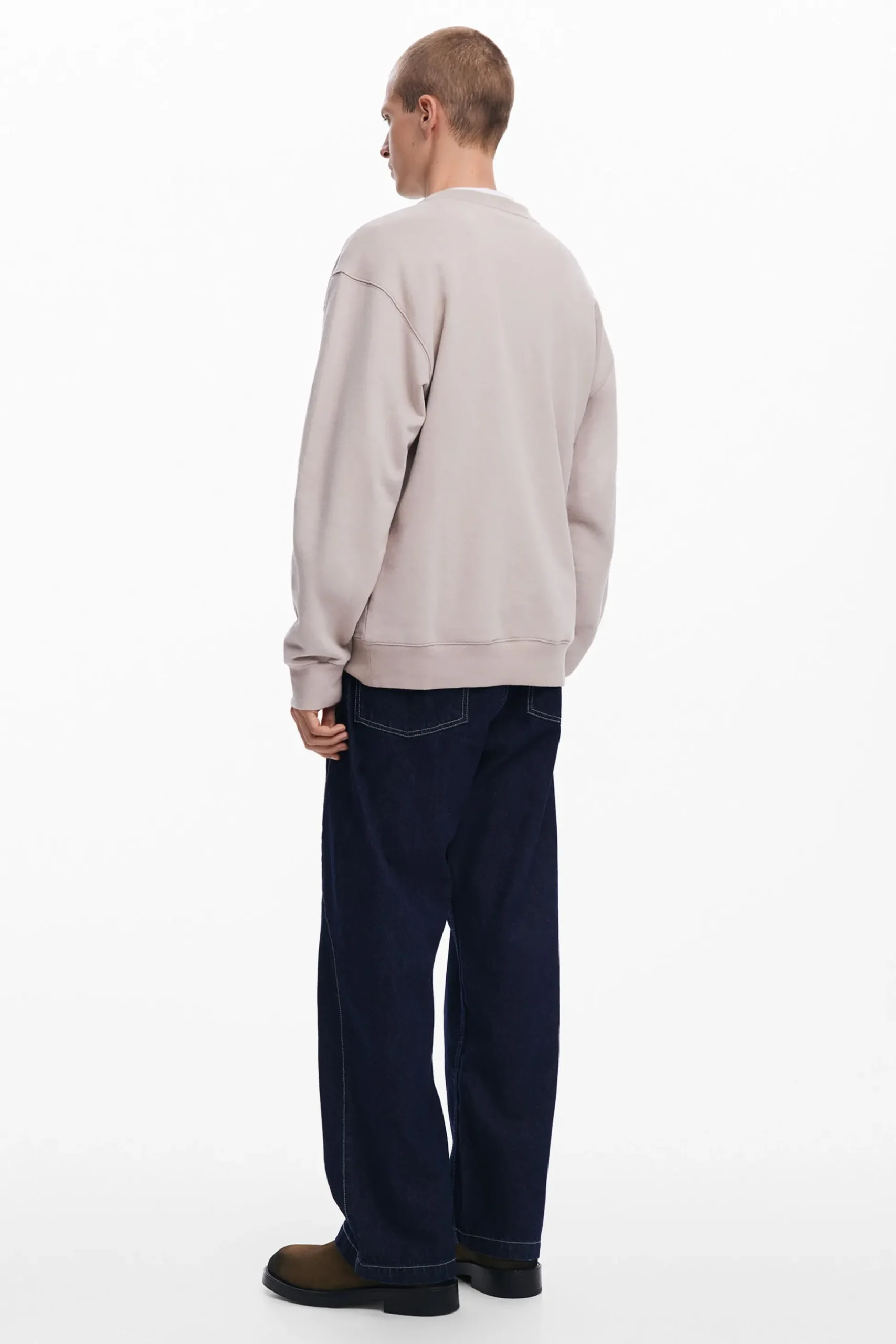 Sweatshirt with patches