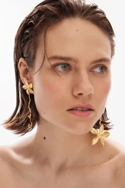 Zalio gold-plated asymmetric long flower earrings