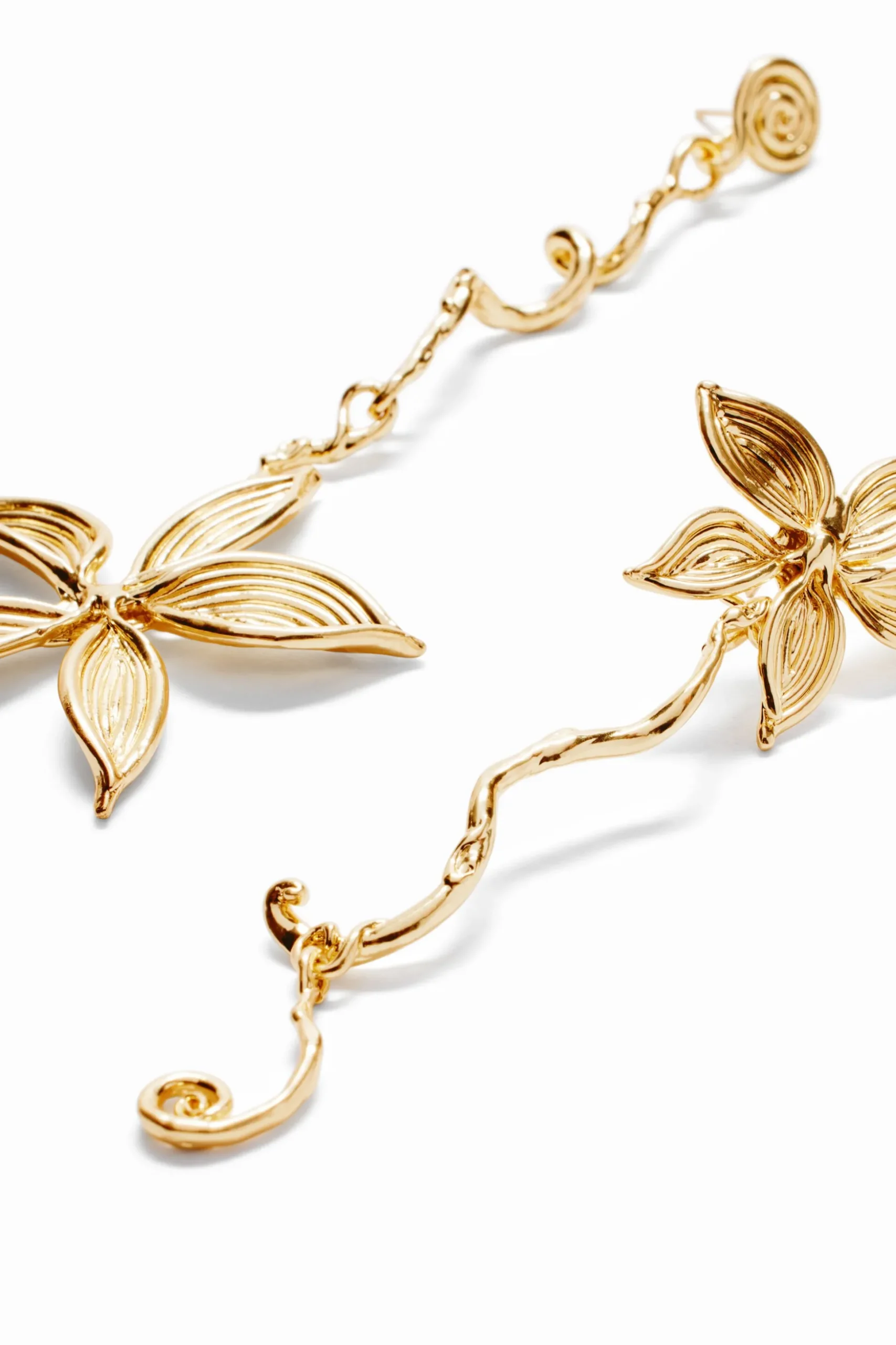 Zalio gold-plated asymmetric long flower earrings